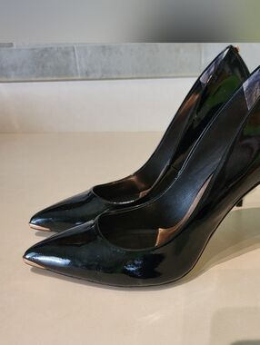 Ted Baker Black Patent And Rose Gold Pointed-Toe Heels Pumps